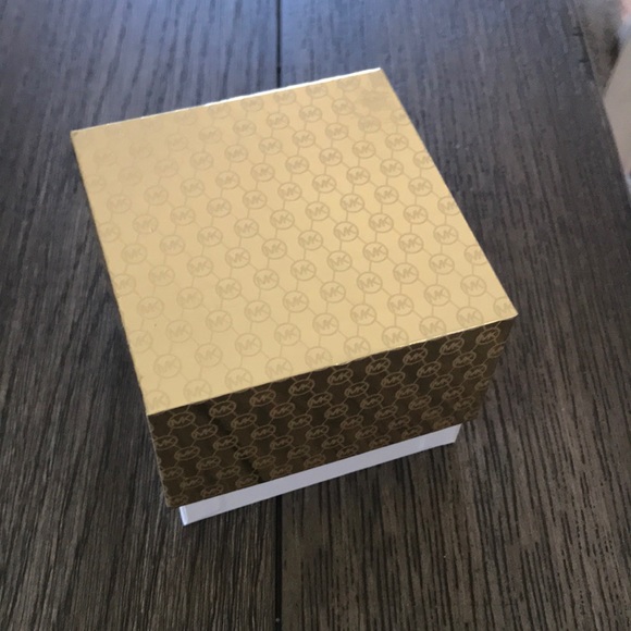 **BNWT Michael Kors Heritage Heart Necklace - Picture 6 of 6